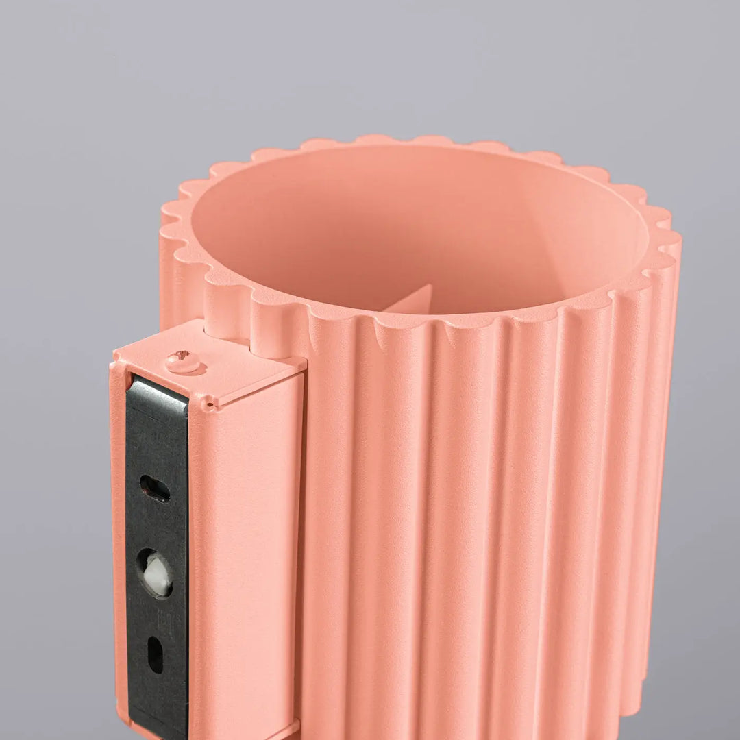 Applique murale aura pêche avec forme unique inspirée et porte-crayons en plastique rose à fermeture magnétique