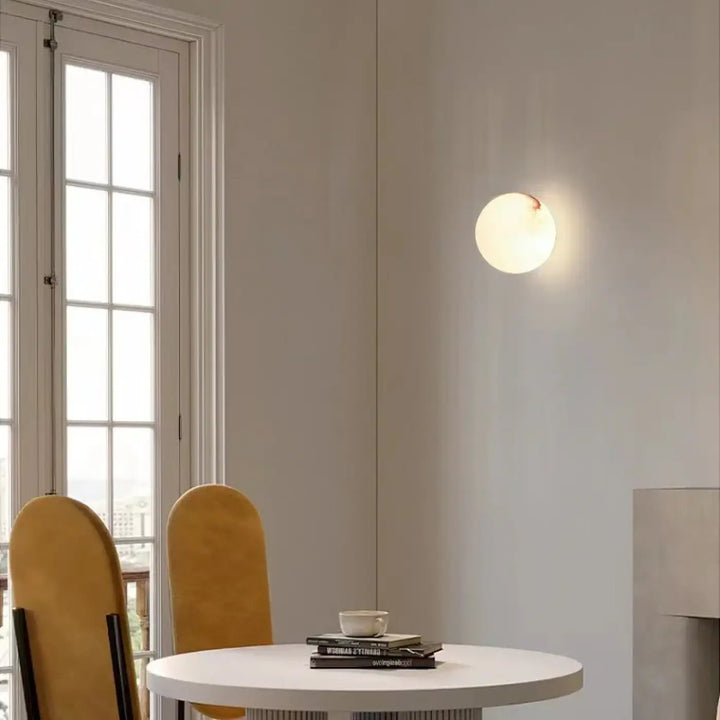 Applique murale kesto sphérique blanc en verre dépoli avec halo lumineux apaisant et design minimaliste