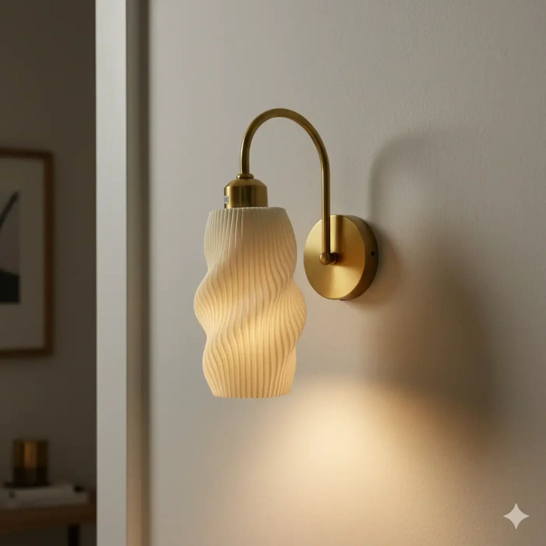 Applique murale ilona en ton or avec abat-jour en verre côtelé crème offrant une lumière douce rétro