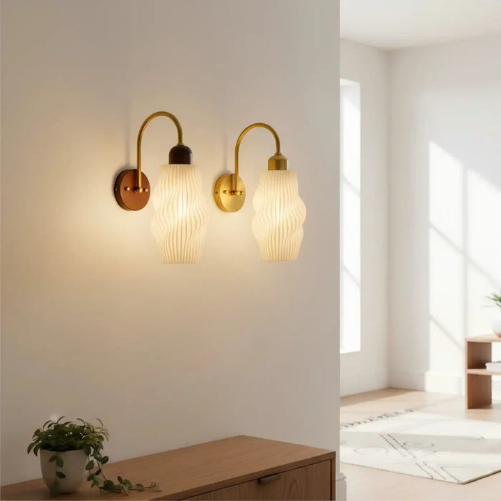 Deux appliques murales rétro en laiton avec abat-jours en verre givré côtelé offrant une lumière douce lampe de table ilona