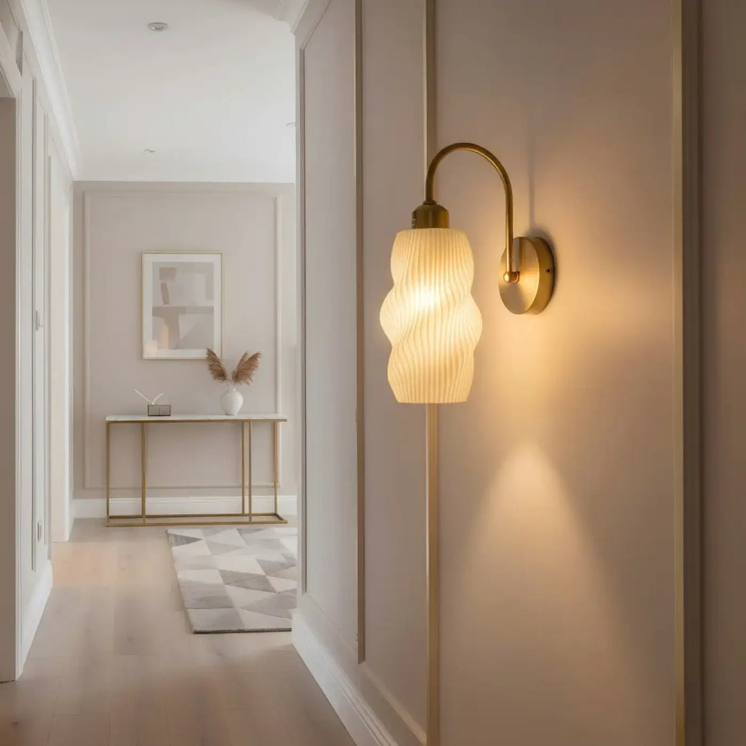 Applique murale rétro en laiton chaud avec abat-jour en verre côtelé translucide pour une lumière douce lampe de table ilona