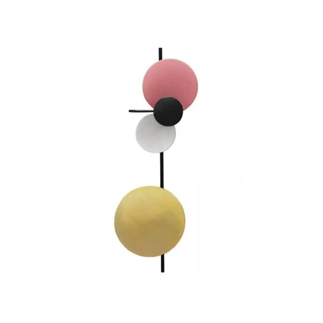 Applique murale design aux formes géométriques avec quatre orbes colorés sur tige métallique noire sleek