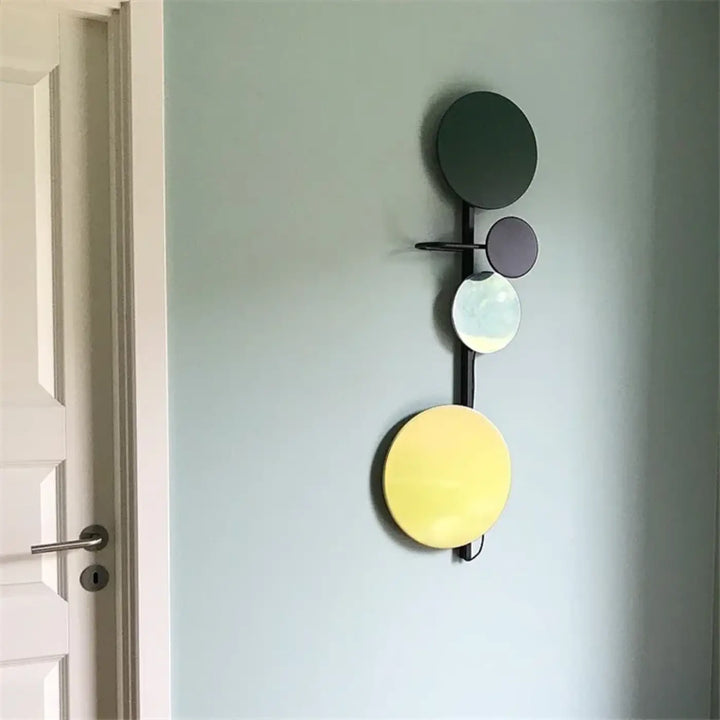 Applique murale pikso avec quatre miroirs circulaires noirs, gris foncé et jaune vif en formes géométriques murale design aux