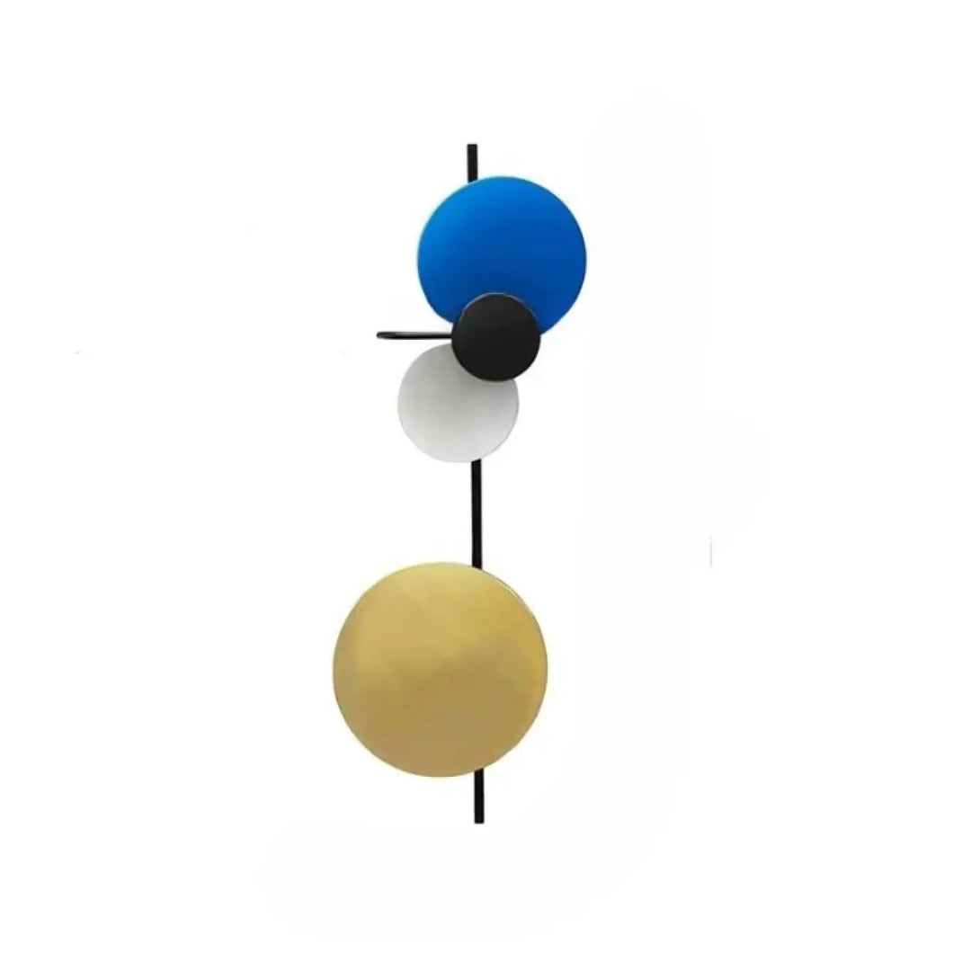 Applique murale design aux formes géométriques avec disques empilés bleu, noir mat, blanc et doré sur tige noire