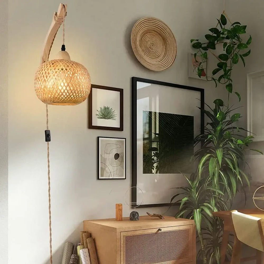 Applique murale nassa en bois naturel avec suspension tressée et abat-jour lanterne chaleureux au design élégant