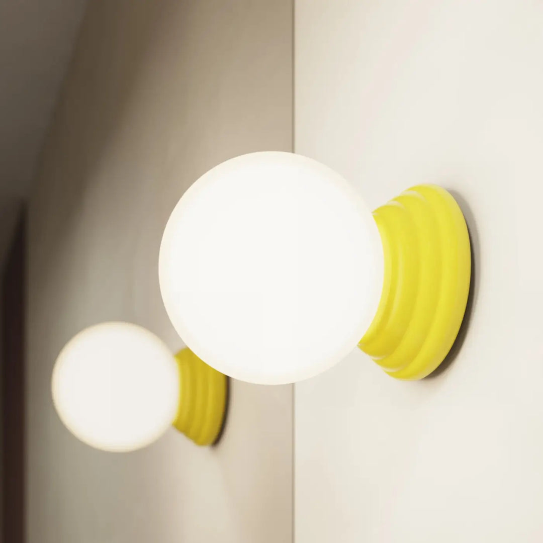 Applique murale jaune lampe zori avec globe en verre dépoli et base striée concentrique pour belle décoration et qualités esthétiques