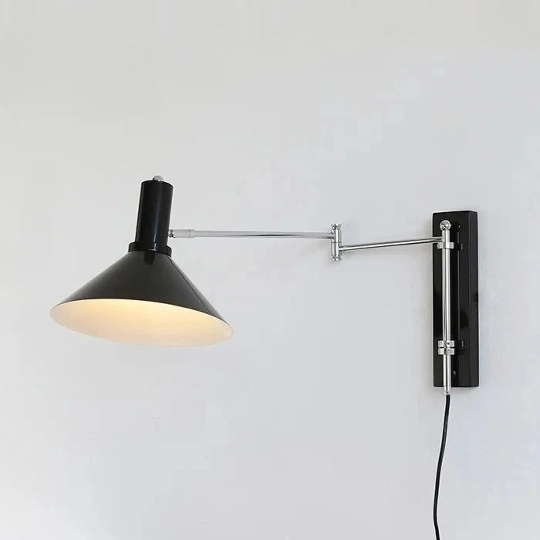 Applique murale design noire avec bras articulé en chrome et abat-jour conique pour installation murale