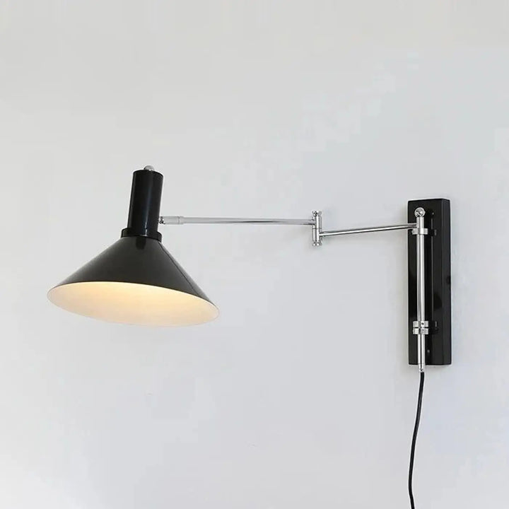 Applique murale design noire avec bras articulé en chrome et abat-jour conique pour installation murale