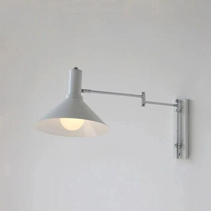 Applique murale design blanche avec bras articulé et abat-jour conique minimaliste studio