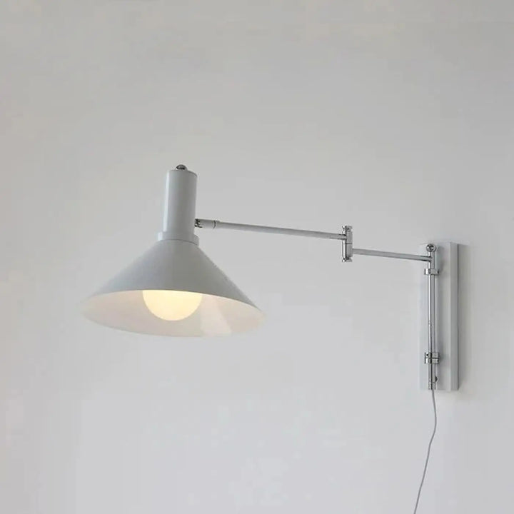 Applique murale design blanche avec bras articulé et abat-jour conique minimaliste pour un éclairage mural élégant