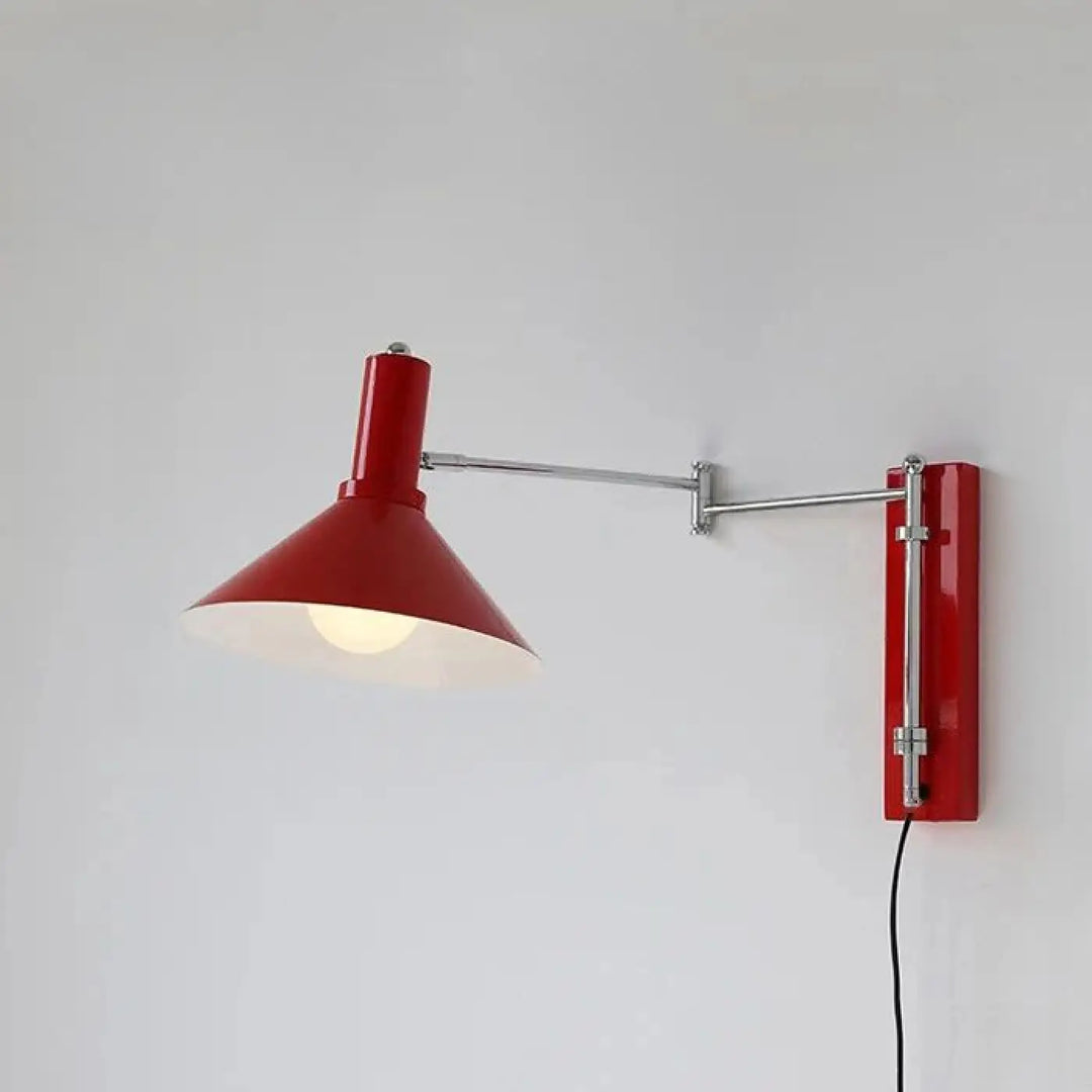 Applique murale rouge avec bras articulé métallique et base rectangulaire design pour éclairage mural studio
