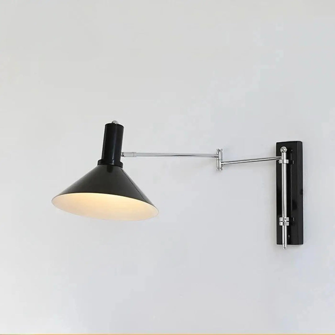 Applique murale design noire avec bras articulé et accents chrome pour un éclairage mural moderne et ajustable