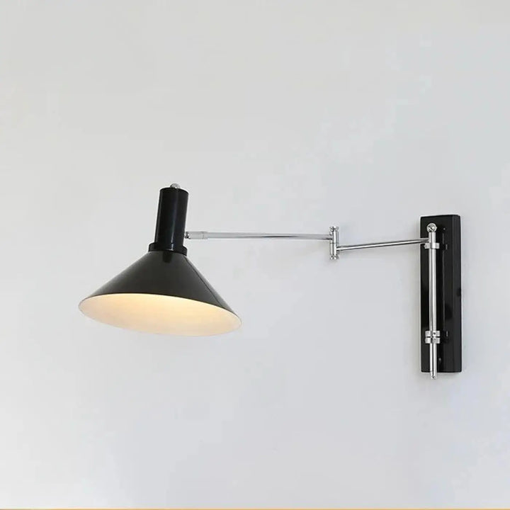 Applique murale design noire avec bras articulé et accents chrome pour un éclairage mural moderne et ajustable