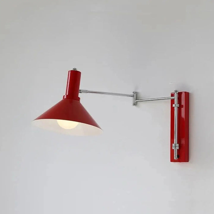 Applique murale design rouge avec bras articulé et fixation chrome pour éclairage mural studio