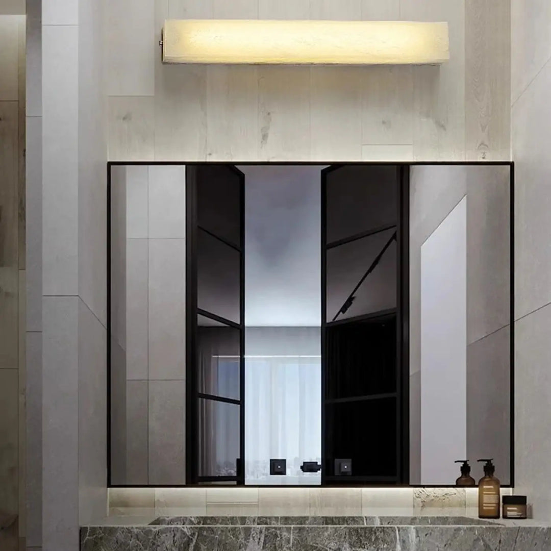 Applique murale stelia avec miroir rectangulaire moderne cadre noir et led intégrée ampoules sont-elles incluses