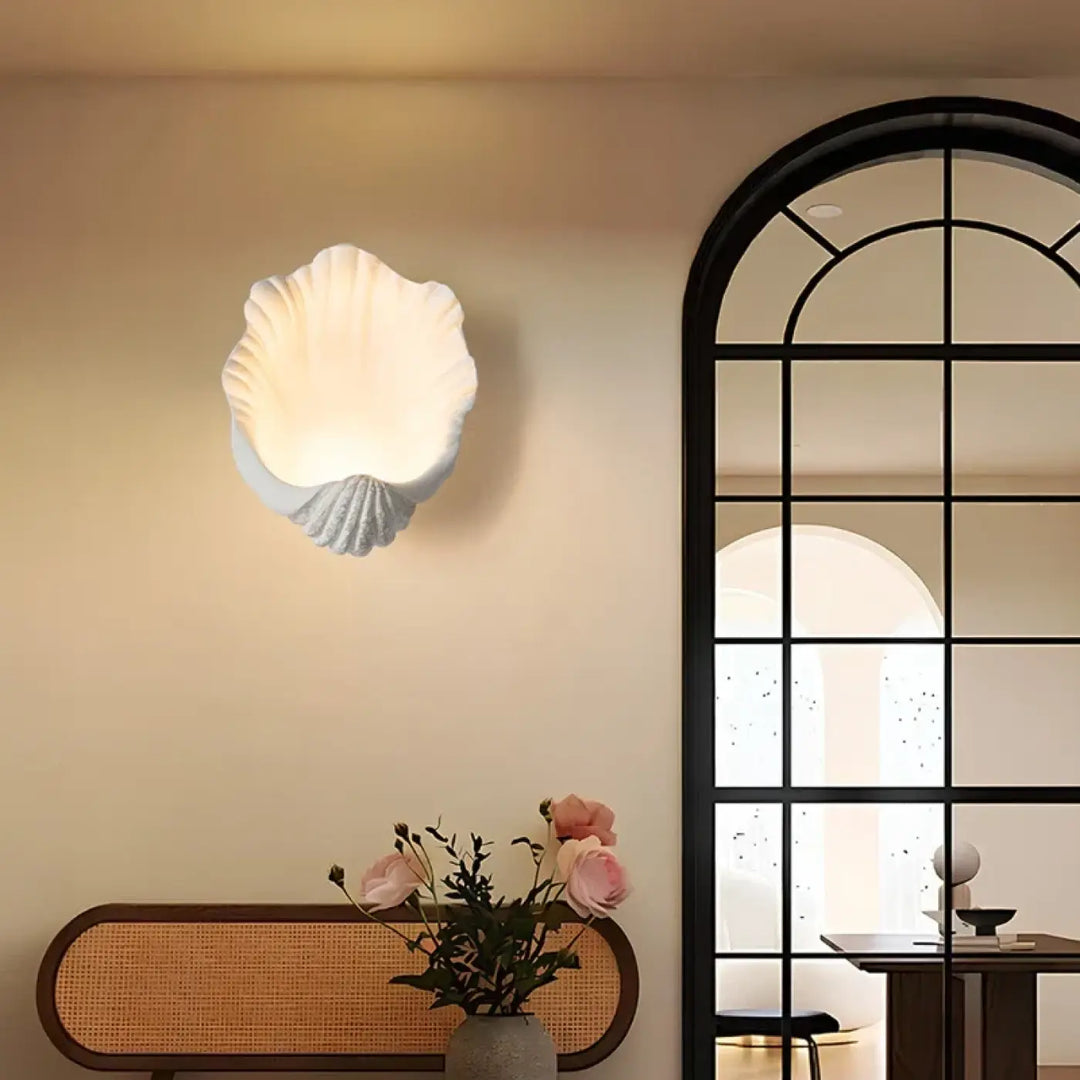 Applique murale akora blanche en forme de coquille marine avec un éclat doux pour un murale design élégant