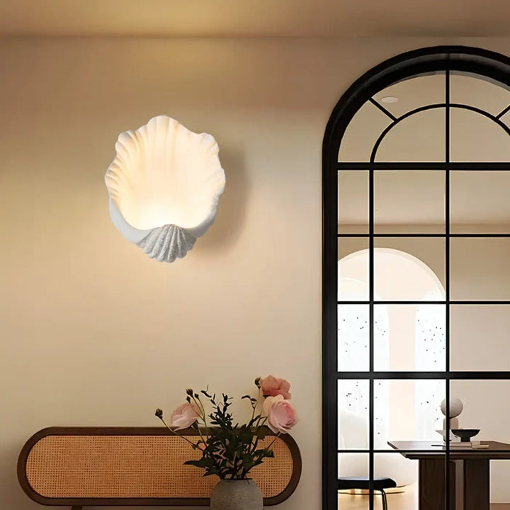 Applique murale akora blanche en forme de coquille marine avec un éclat doux pour un murale design élégant