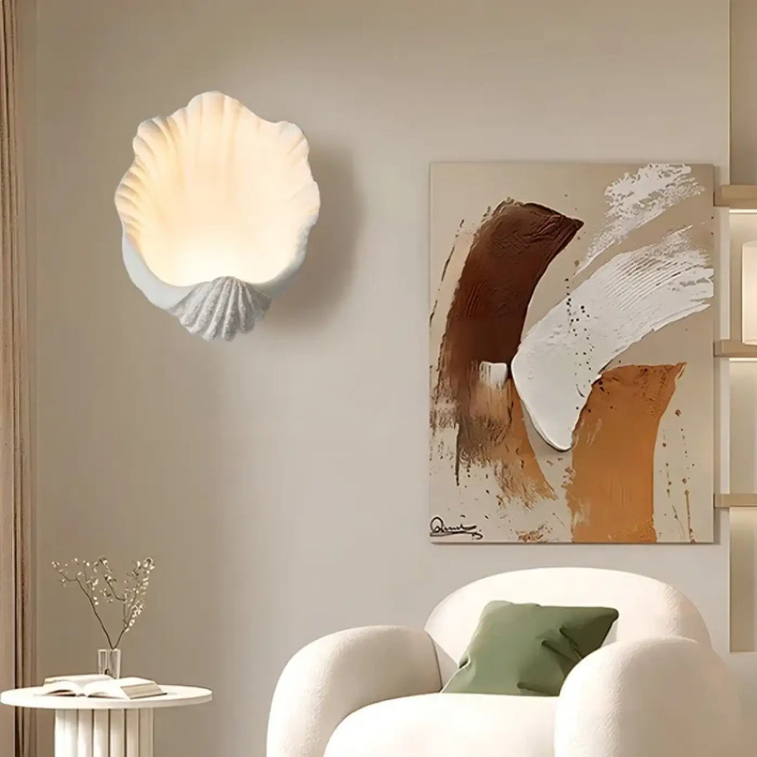 Applique murale akora blanche en forme de coquille marine avec un doux éclairage pour un murale design élégant