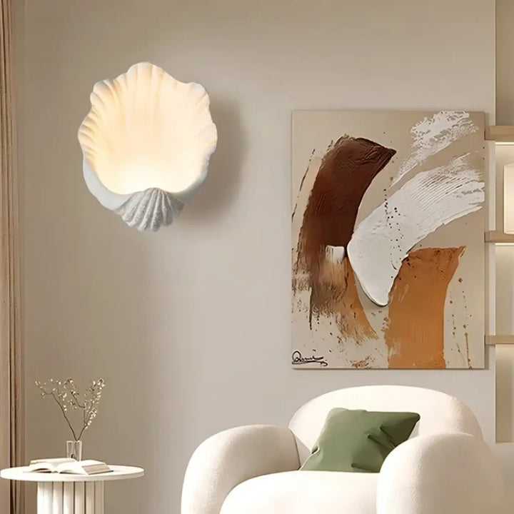 Applique murale akora blanche en forme de coquille marine avec un doux éclairage pour un murale design élégant