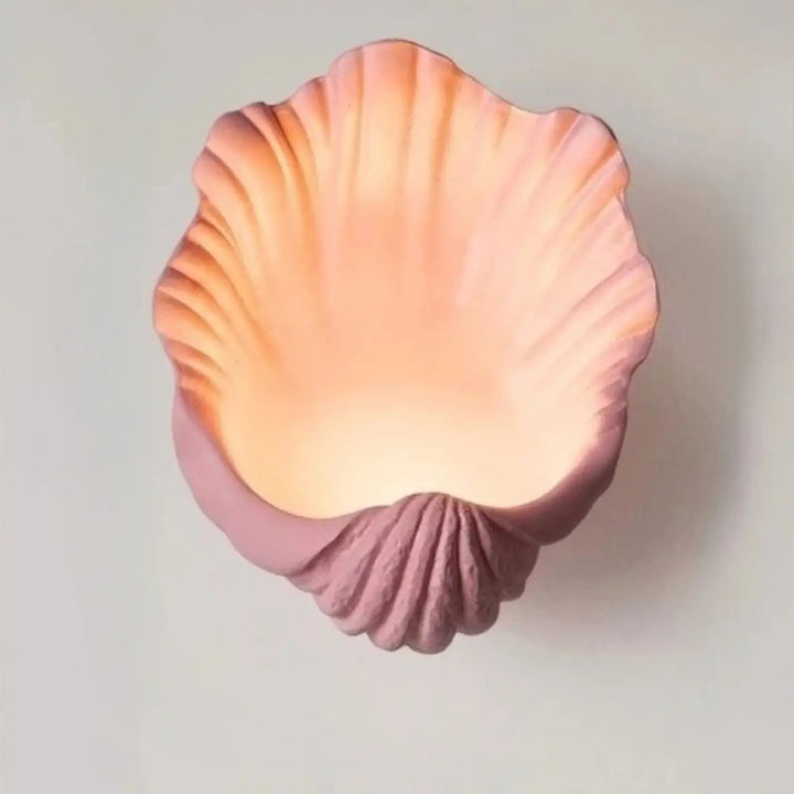 Applique murale akora en forme de coquille marine rose pâle avec une lumière chaude intérieure murale design