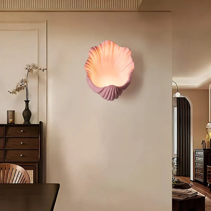 Applique murale akora en forme de coquille marine rose douce avec une lumière chaude pour un murale design élégant