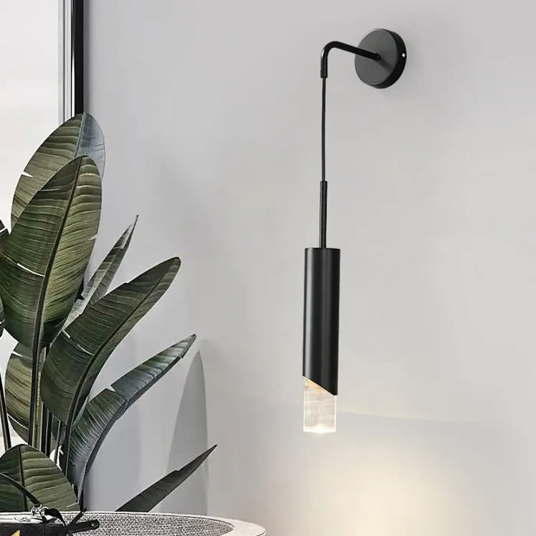 Applique murale design dorée avec un diffuseur en verre opalin