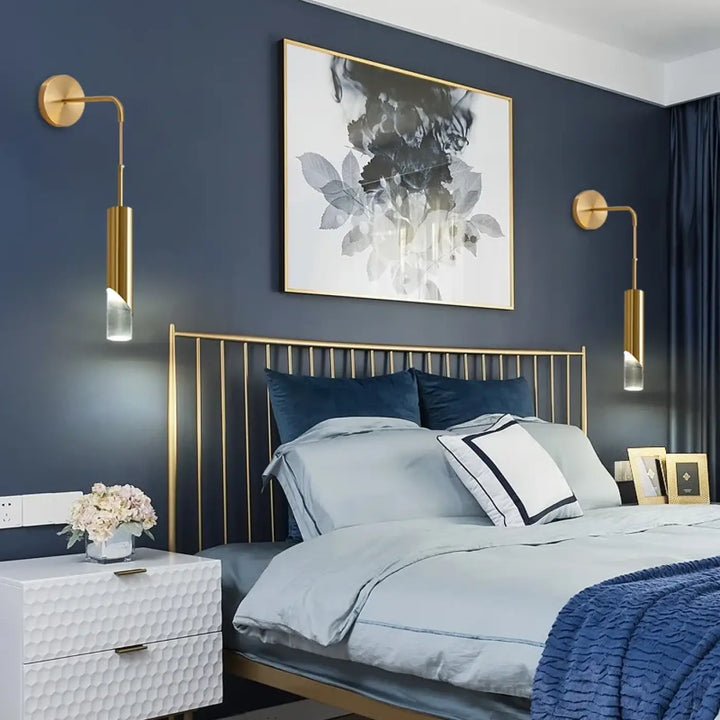 Applique murale design dorée avec un diffuseur en verre opalin