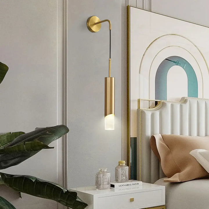 Applique murale design dorée avec un diffuseur en verre opalin