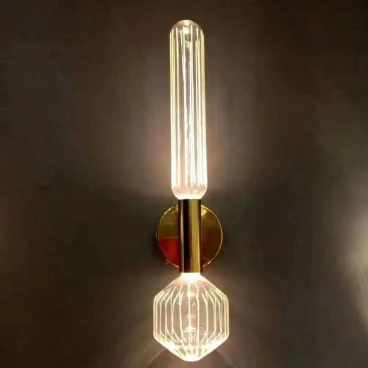 Applique murale belor avec globe en cristal facetté et verre cannelé clair sur base en laiton poli cipher multi