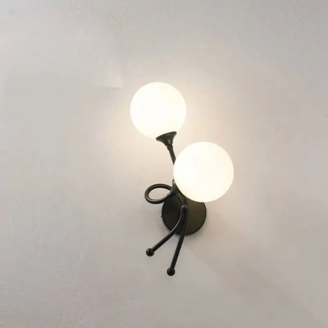 Applique murale zylo en métal noir avec deux globes en verre dépoli pour un éclairage élégant intérieur