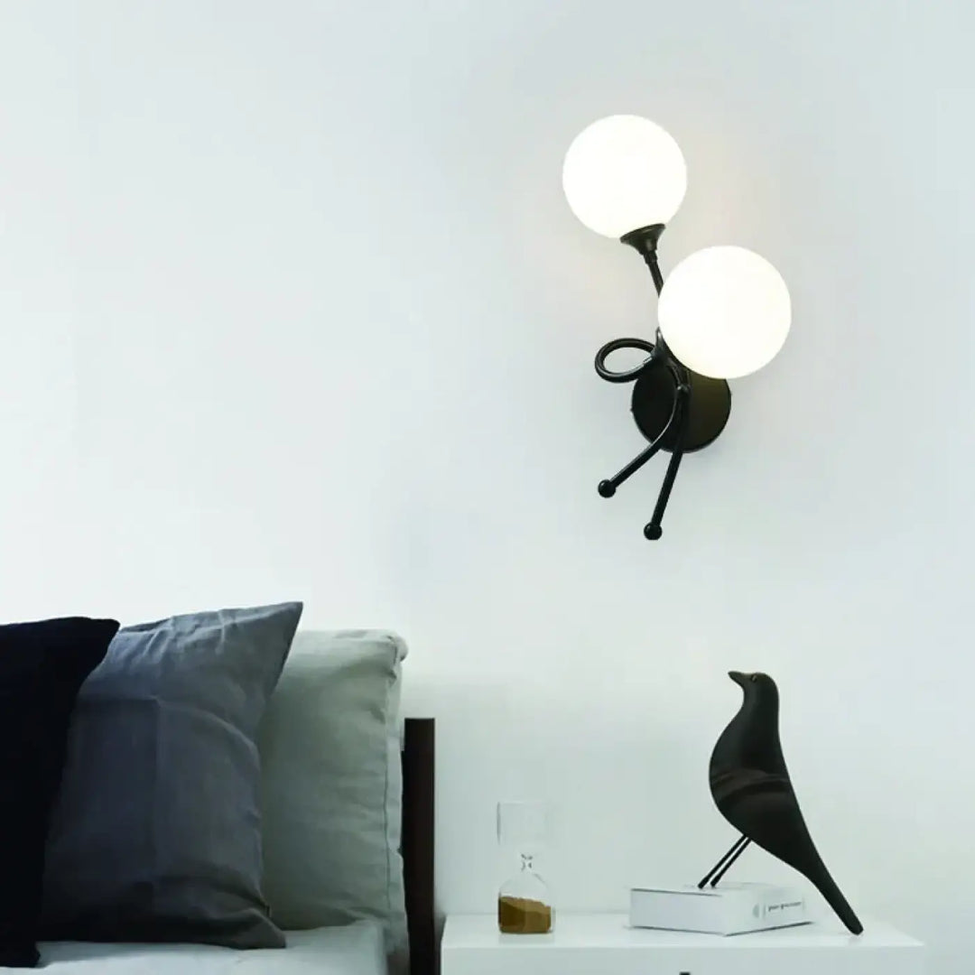 Applique murale zylo en métal noir avec deux globes en verre dépoli sphériques pour éclairage mural décoratif