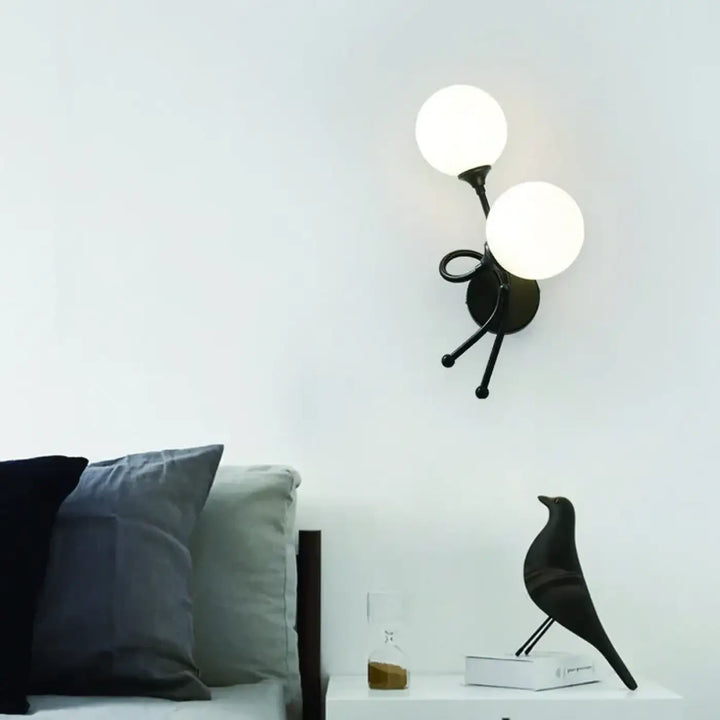 Applique murale zylo en métal noir avec deux globes en verre dépoli sphériques pour éclairage mural décoratif