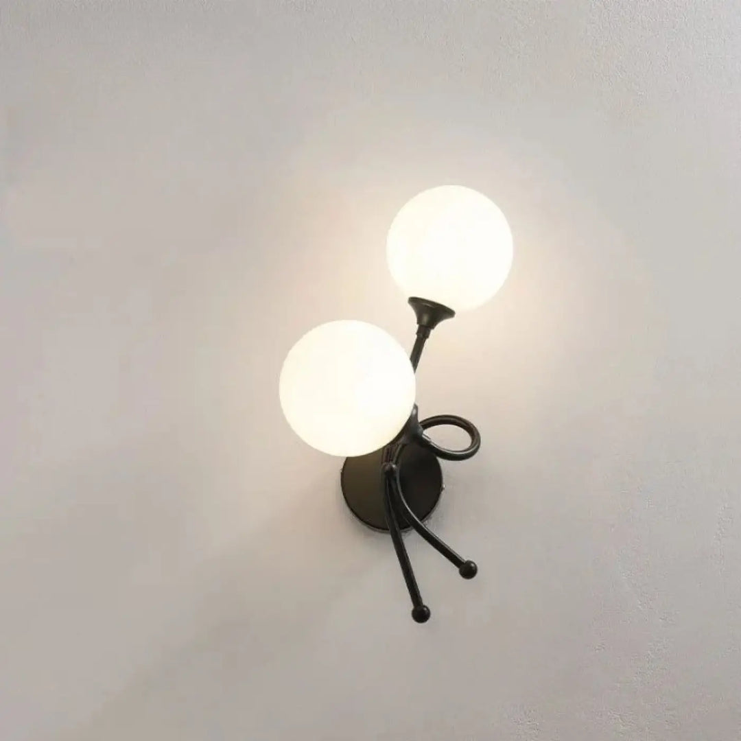 Applique murale zylo en métal noir avec deux globes en verre dépoli pour un éclairage moderne et élégant
