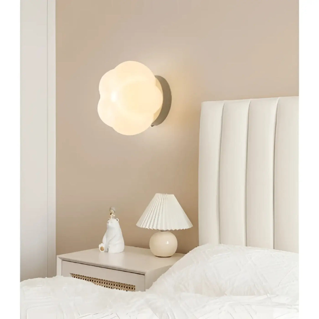 Applique murale cream-colored en forme de nuage avec abat-jours arrondis diffusant un murale design doux