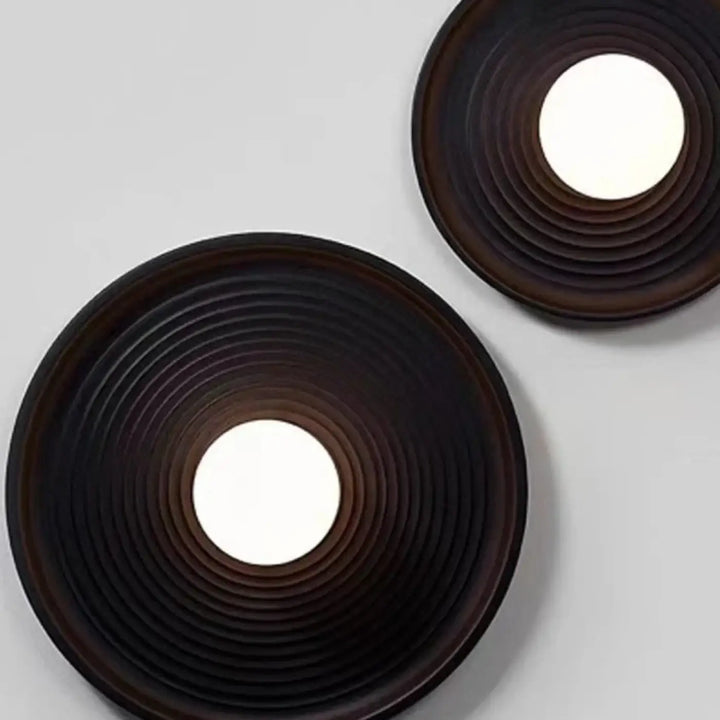 Applique murale vertigo en cercles concentriques brun foncé avec lumière douce et design élégant moderne