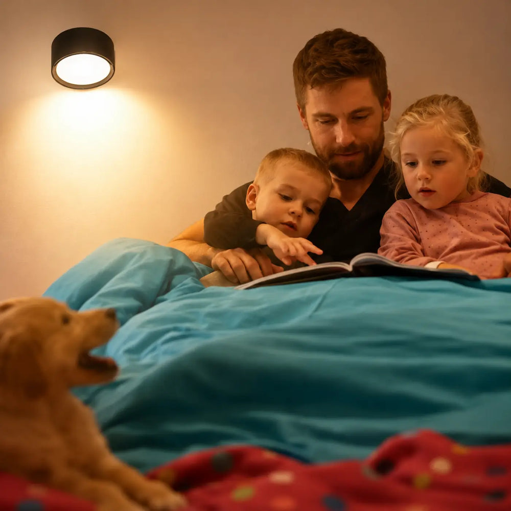 Applique murale lunis avec peluche golden retriever douce et texturée idéales pour une décoration murale contemporaine