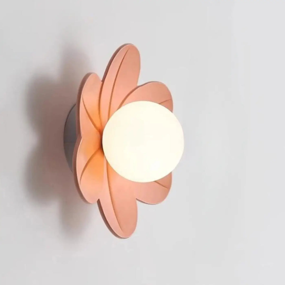 Applique murale antha en cuivre ton floral avec diffuseur sphérique lumineux en verre dépoli