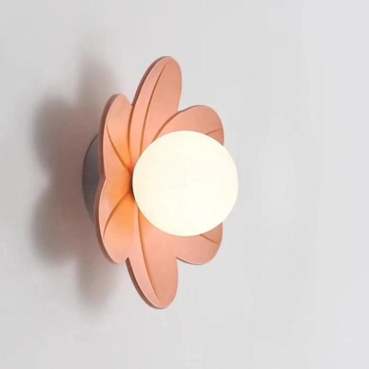 Applique murale antha en cuivre ton floral avec diffuseur sphérique lumineux en verre dépoli
