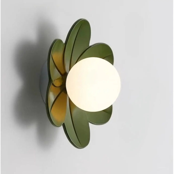 Applique murale antha olive vert en forme de pétale avec diffuseur sphérique lumineux blanc givré
