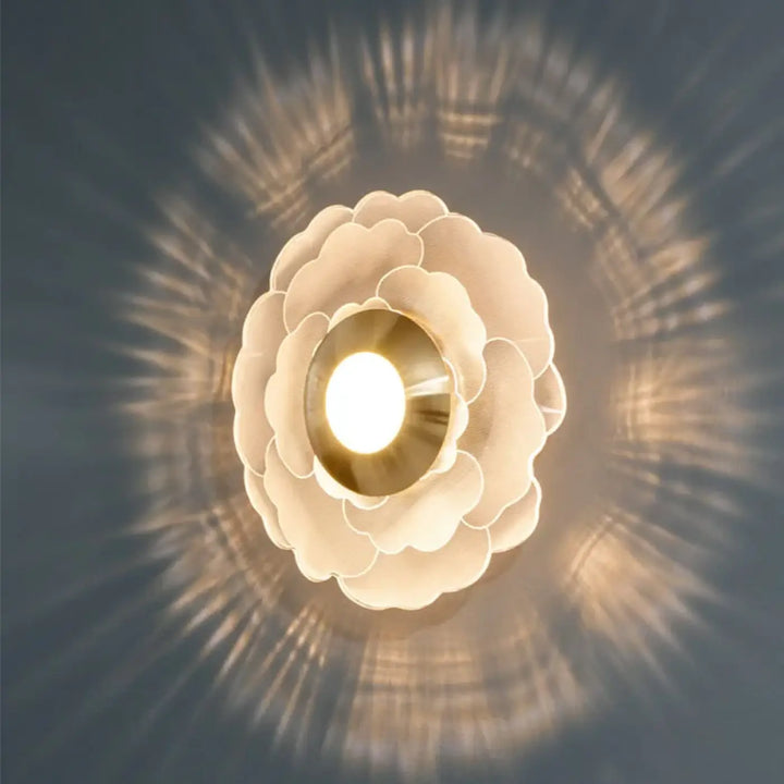Applique murale thessa en forme de fleur crème avec abat-jour superposés et ampoule centrale ton laiton