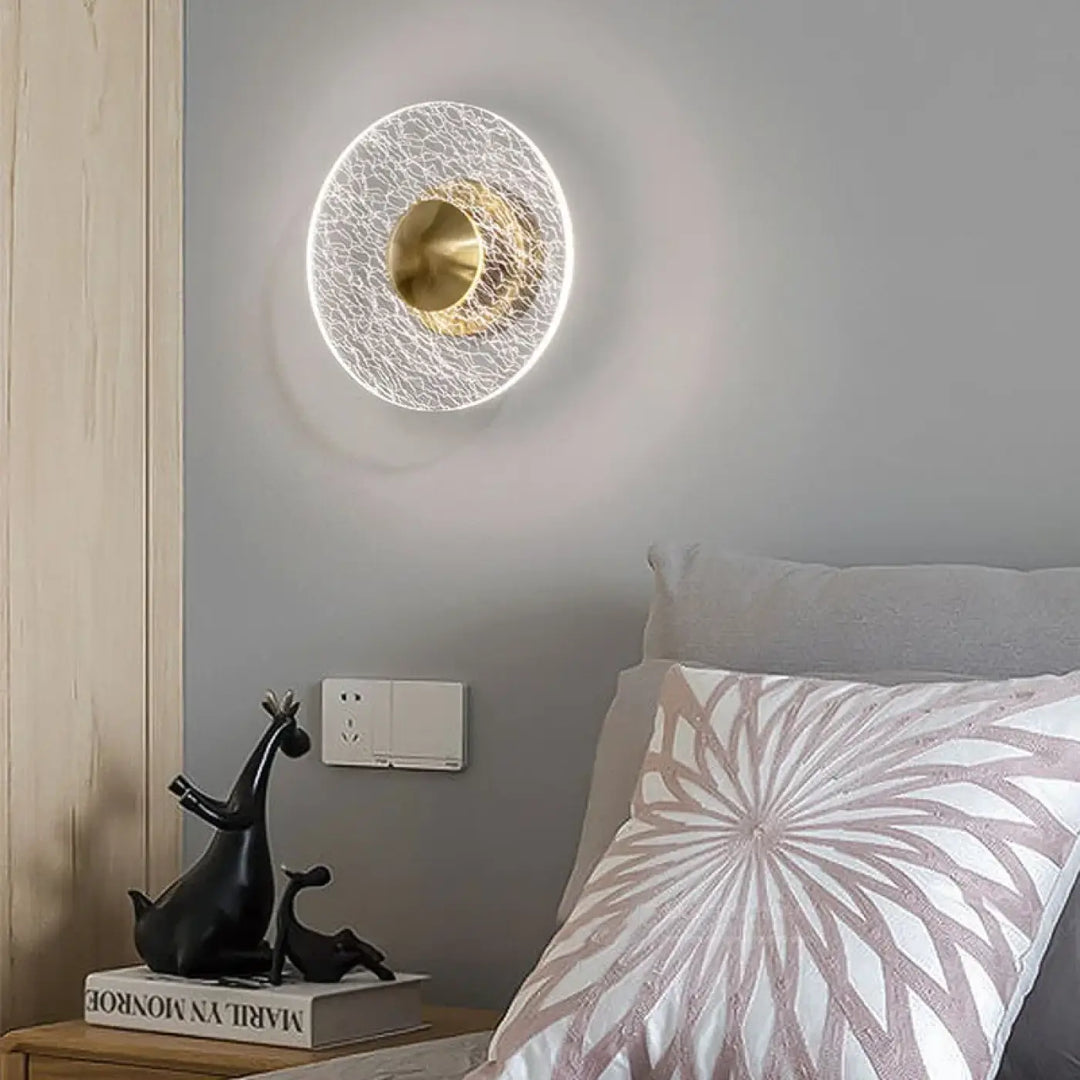 Applique murale thessa circulaire avec disque central doré entouré d un motif en maille blanche lumineuse