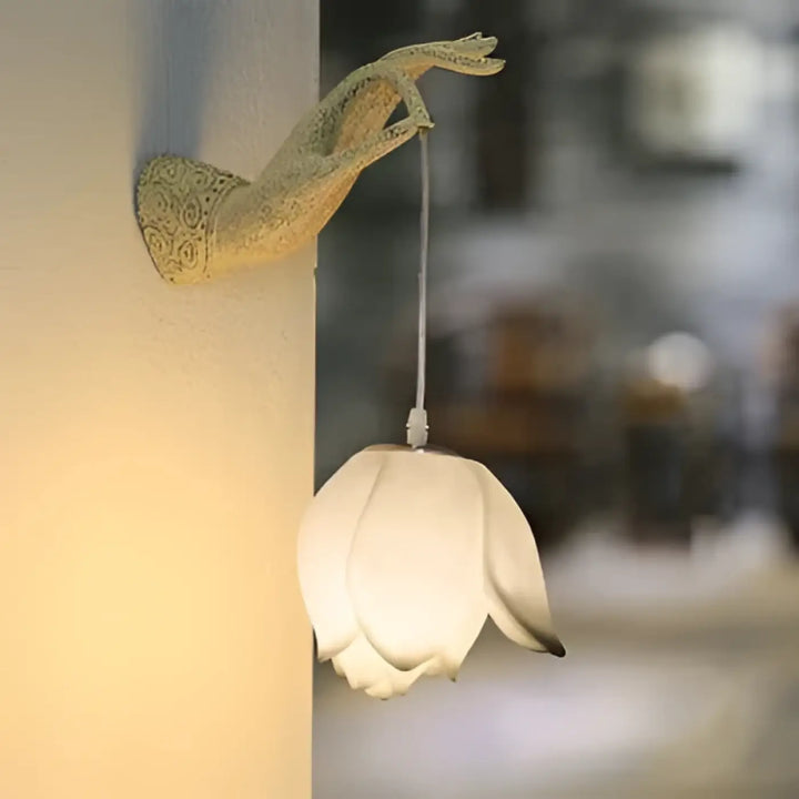 Applique murale artus en céramique crème délicate en forme de main tenant une fleur de lotus pour une lumière douce design floral