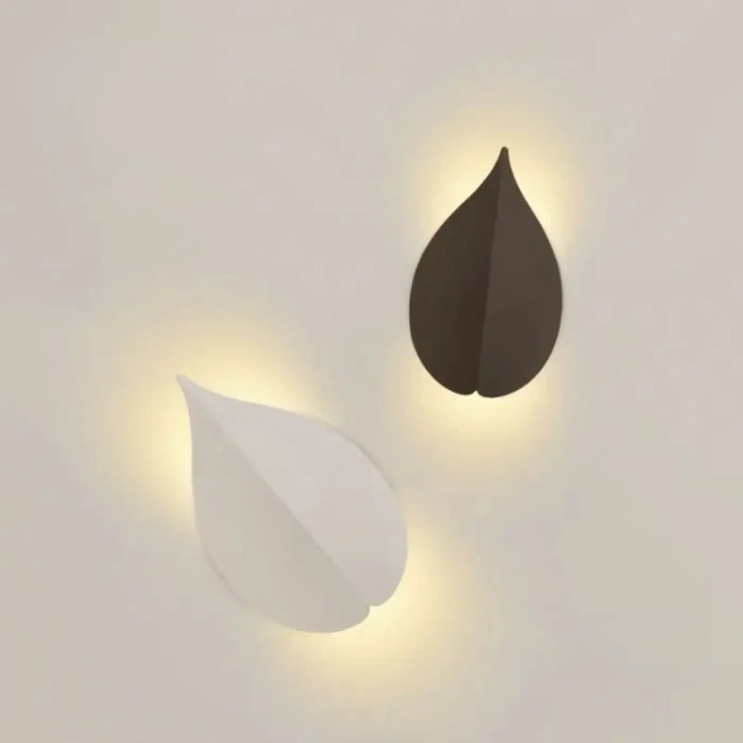 Deux applique murale halys en forme de feuille minimaliste blanche et marron foncé diffusant une lumière chaude