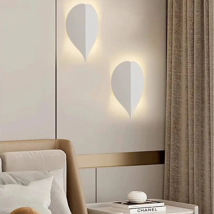 Deux appliques murales halys blanches minimalistes en forme de feuille diffusant une lumière chaude douce