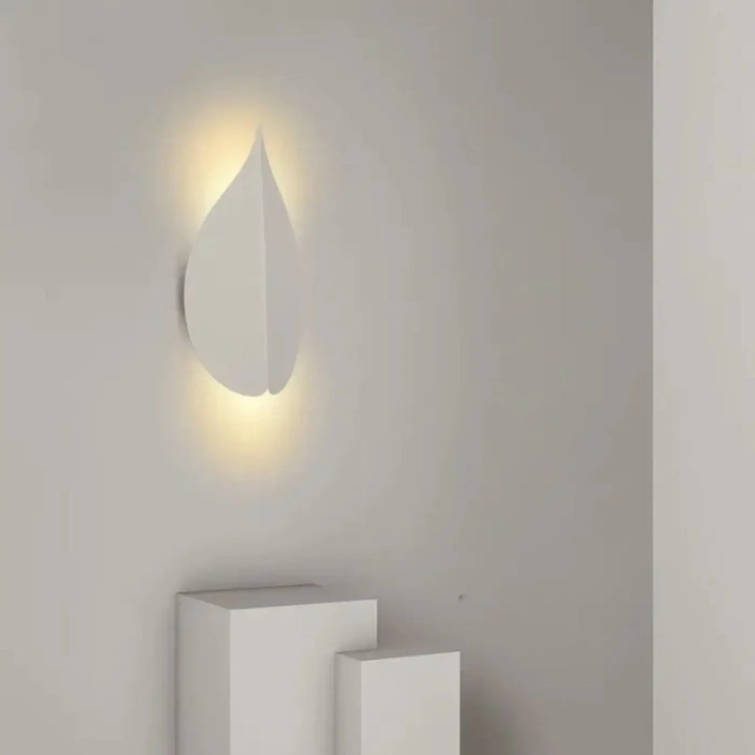 Applique murale halys blanche minimaliste en forme de goutte avec éclairage ambiant doux pour intérieur contemporain