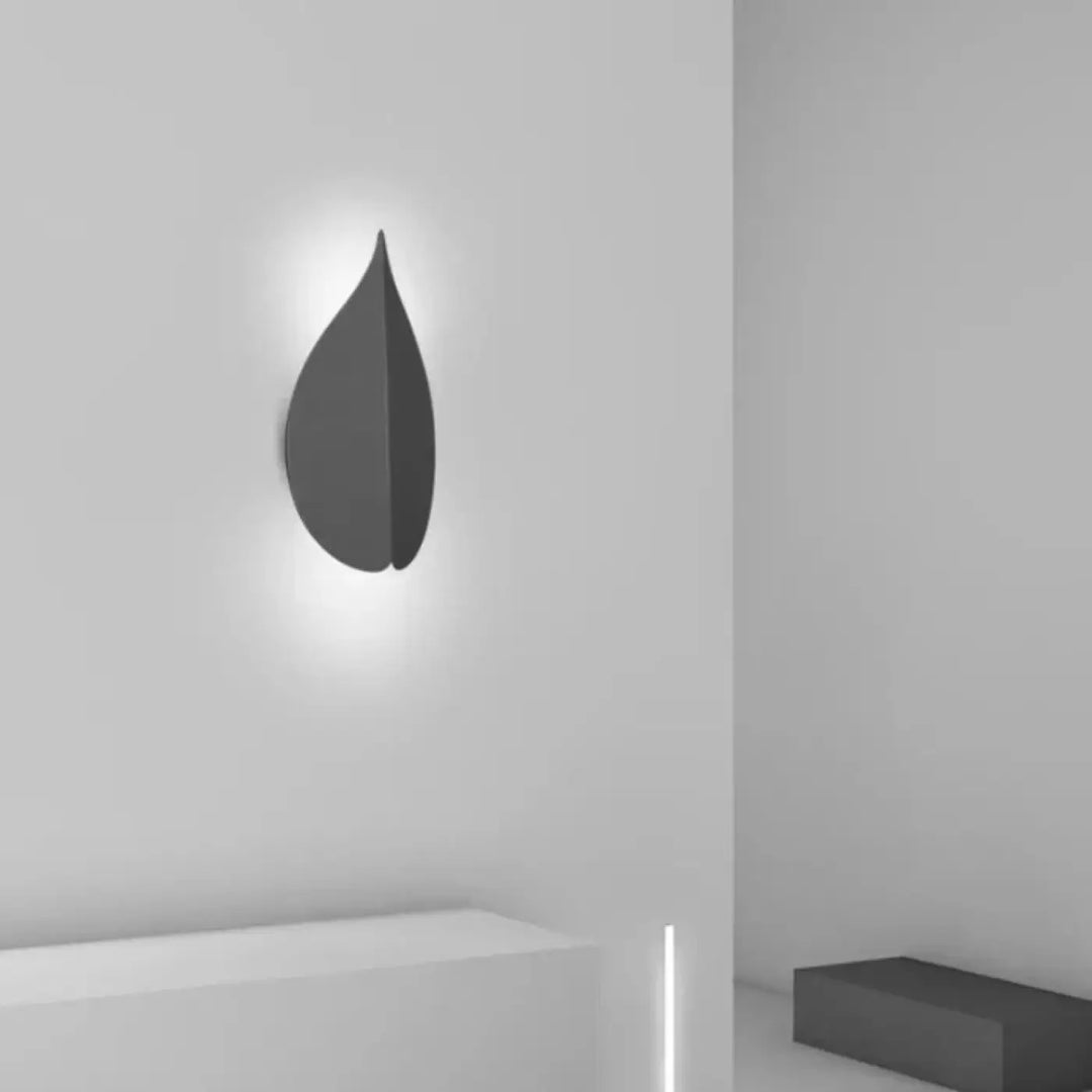 Applique murale HALYS noire mate en forme de feuille élégante avec un design minimaliste