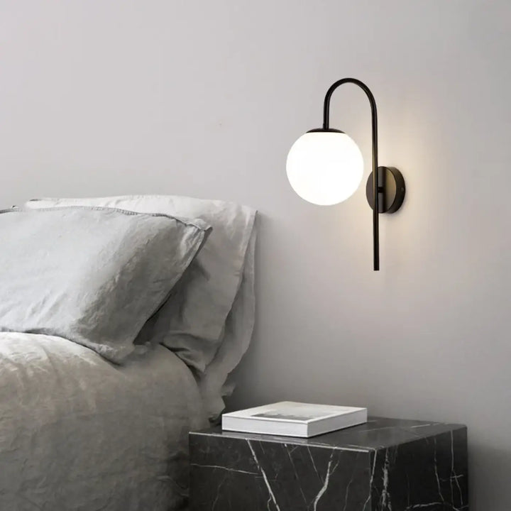 Applique murale design globe opalin noir ou doré chic