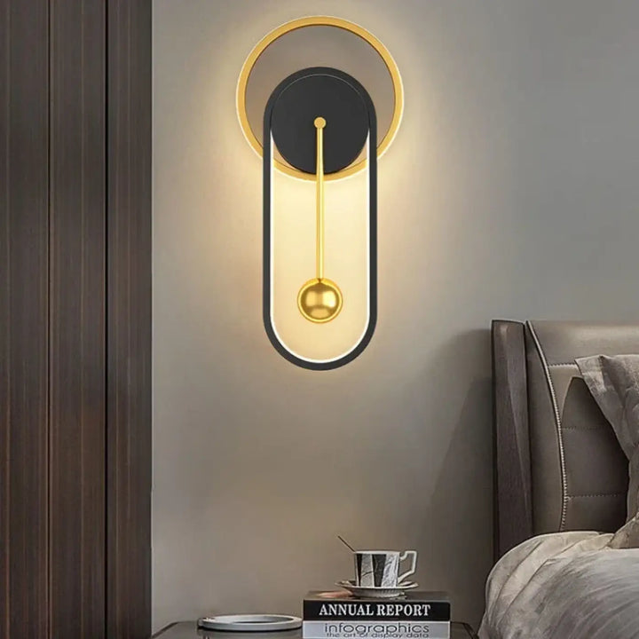 Applique murale dorano design noir et or avec cadre ovale, tige verticale et halo lumineux sphérique moderne