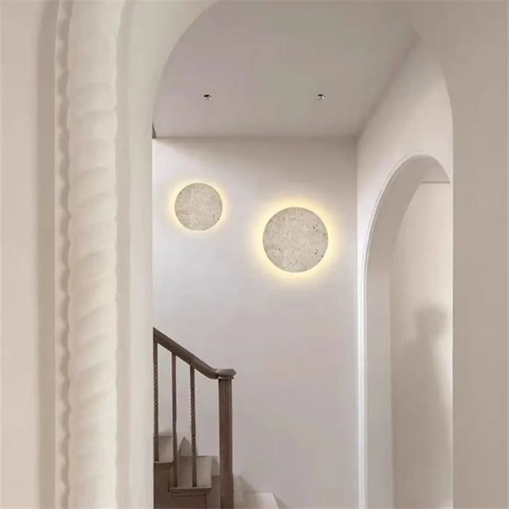 Applique murale pierlune avec deux sconces circulaires en surface texturée écrue et lumière chaude douce