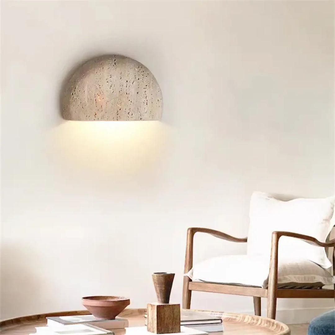 Applique murale demi-sphérique en béton texturé avec éclairage chaleureux ambiance pour intérieur design pierlune